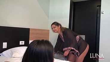 Novinha cheia de tesão chupa a buceta da sua amiga que não resiste e acaba em uma deliciosa transa! Grazy Moreno
