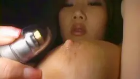 La dulce asiática Rea muestra su cuerpo caliente en traje azul