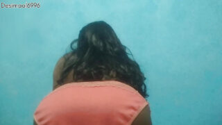 Belle-mère trans noire excitée qui se travestit prend du plaisir avec le sexe anal profond, les fellations et les jeux de déguisement