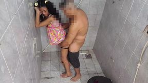 meu padrasto excitado ensinando sexo desejado no banheiro