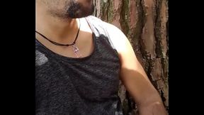 Cliente pagou para foder o flanelinha atr&aacute_s do mato socou forte e gozou dentro.