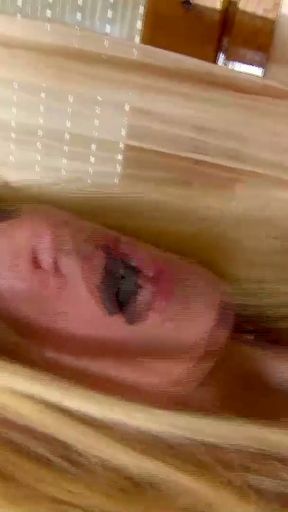 Mega Titten werden von Clown geficked   Clip 3