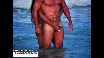 FUDENDO DELICIOSAMENTE NA PRAIA COM MACHO SARADO