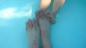 Underwater foot fetish with a girl FF