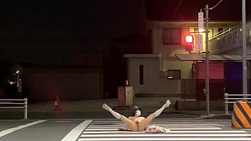 女装子まゆちゃんが深夜の住宅街の道路ではだかになって大股開きして露出プレイを楽しむ