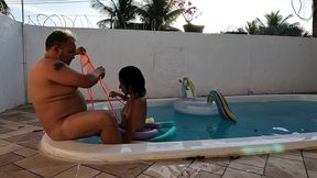 fudendo o rabo da ninfeta dentro da piscina - kel aguiar