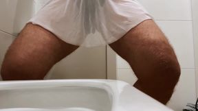 Crossdresser Con Un Gran Trasero En Minifalda Est Orinando