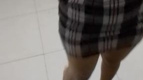 Hermosa jovencita modela su cuerpo perfecto en p�blico  Latina con vestido corto Big ass amateur