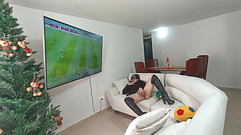 Mi Hermanastra Se Calienta Viendo El Partido De Espa&ntilde_a Vs Japon Le encanta tocarse La Concha Y El culo 2