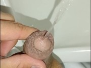 pissing desesperado en un baño publico casi me pillan