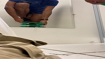 dotado trocando de roupa no provador