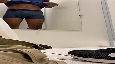 dotado trocando de roupa no provador