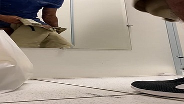 dotado trocando de roupa no provador