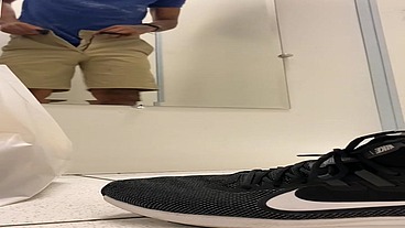 dotado trocando de roupa no provador
