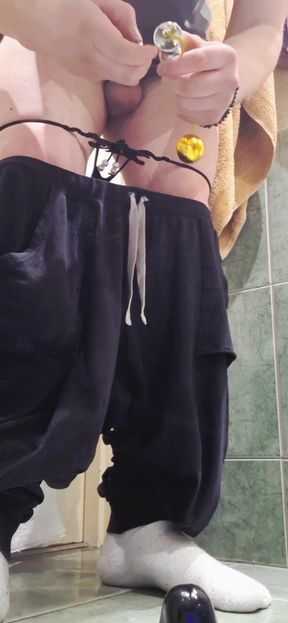 Husband Jerk off to sink he is fast becasue wife can catch