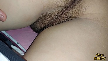 Mi Hermanastra se me pone de culo para que le toque Su COÑO PELUDO