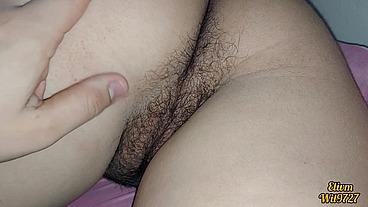 Mi Hermanastra se me pone de culo para que le toque Su COÑO PELUDO