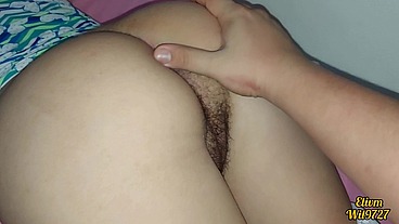 Mi Hermanastra se me pone de culo para que le toque Su COÑO PELUDO