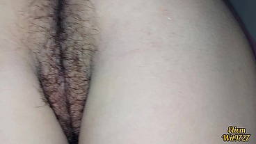 Mi Hermanastra se me pone de culo para que le toque Su COÑO PELUDO