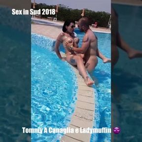 ladymuffin e tommy fanno sesso in piscina davanti a tutti 1°parte