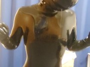 貞操具を付けたペットのラバードラゴン