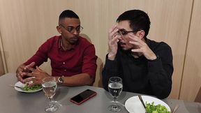 corno esta distraido no jantar fechando negocio tiffany entra embaixo da mesa para chupo o pau do parceiro e faz sexo selvagem no restaurante