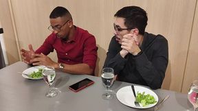 corno esta distraido no jantar fechando negocio tiffany entra embaixo da mesa para chupo o pau do parceiro e faz sexo selvagem no restaurante