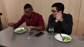 corno esta distraido no jantar fechando negocio tiffany entra embaixo da mesa para chupo o pau do parceiro e faz sexo selvagem no restaurante