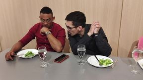 corno esta distraido no jantar fechando negocio tiffany entra embaixo da mesa para chupo o pau do parceiro e faz sexo selvagem no restaurante