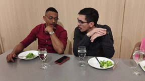 corno esta distraido no jantar fechando negocio tiffany entra embaixo da mesa para chupo o pau do parceiro e faz sexo selvagem no restaurante