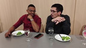 corno esta distraido no jantar fechando negocio tiffany entra embaixo da mesa para chupo o pau do parceiro e faz sexo selvagem no restaurante