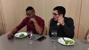 corno esta distraido no jantar fechando negocio tiffany entra embaixo da mesa para chupo o pau do parceiro e faz sexo selvagem no restaurante