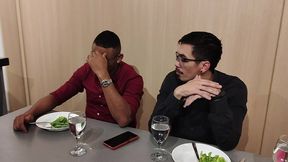 corno esta distraido no jantar fechando negocio tiffany entra embaixo da mesa para chupo o pau do parceiro e faz sexo selvagem no restaurante