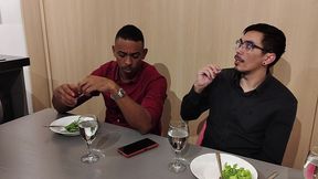 corno esta distraido no jantar fechando negocio tiffany entra embaixo da mesa para chupo o pau do parceiro e faz sexo selvagem no restaurante