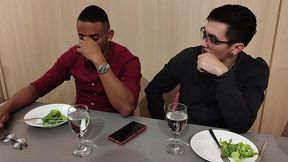 corno esta distraido no jantar fechando negocio tiffany entra embaixo da mesa para chupo o pau do parceiro e faz sexo selvagem no restaurante