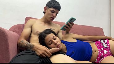 Joven latino musculoso le penetra fuertemenete el culo a su rica hermanastra de lindas tetas