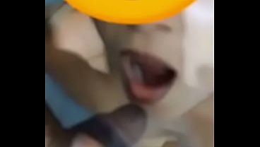 Macho mijou na minha boquinha na frente do corno