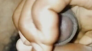 Amatérští indičtí vysokoškoláci se dívají a masturbují ve sprše před hardcore anální trojkou