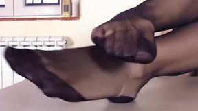 ”Sotto al tavolo della segretaria con le autoreggenti”