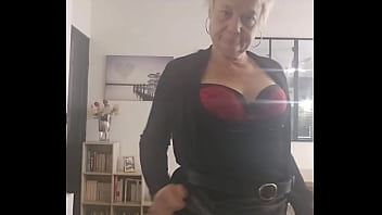 Coucou mes loulous aujourd&#039_hui c&#039_est mon anniversaire votre milf mature pr&eacute_f&eacute_r&eacute_