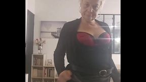 Coucou mes loulous aujourd'_hui c'_est mon anniversaire votre milf mature pr&eacute_f&eacute_r&eacute_
