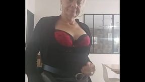 Coucou mes loulous aujourd'_hui c'_est mon anniversaire votre milf mature pr&eacute_f&eacute_r&eacute_