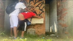 transando com moleque hetero no terreno abandonado