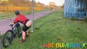 Outdoors Make-Out Session Caught on Camera by Bold Cyclist