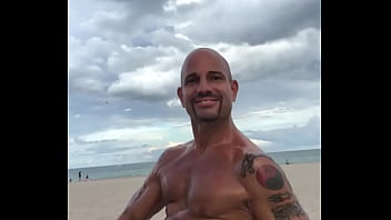 BEACH BODY PORNSTAR MAXX LOADZ FLEXING AT THE BEACH
