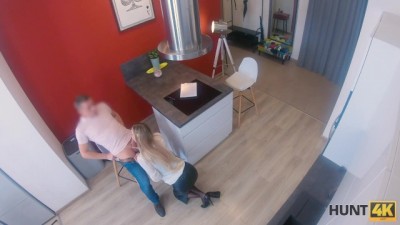 Heiße Teen zeigt ihre versaute Seite in sexy Dessous