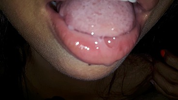 SE TRAGA EL SEMEN LA CIRRIDA MI PUTA hermanastra chupa y chupa asta que me vengo en su boca y se traga todo