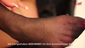 super heisser fussfetisch dirtytalk mit tyra kadney! erst strippt sie, dann zeigt sie ihre fusse.
