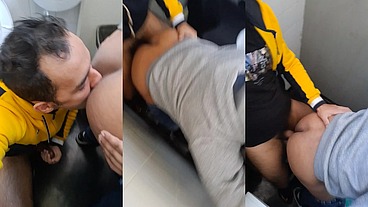 Gays No Banheiro Transando Gostoso Sem Camisinha, o ativo gozou gostoso.