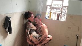 quem nunca sonhou foder a meia-irma no banho ?